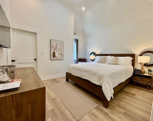 Main Villa Upper Floor King Photo 1